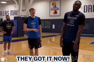 隊(duì)友為歐文唱生日歌祝歐文34歲生日快樂(lè)??